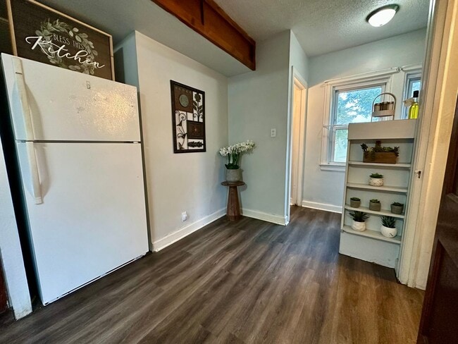 Building Photo - 1 bed, 1 bath house for rent in Waterloo