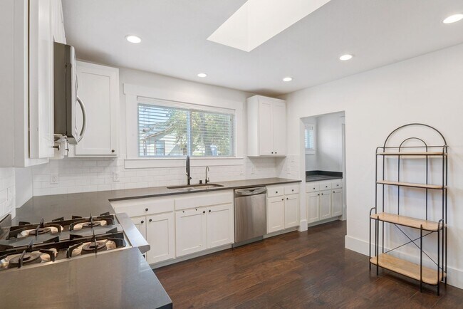Building Photo - THREE BEDROOM / TWO BATH HOME IN NICE NEIG...