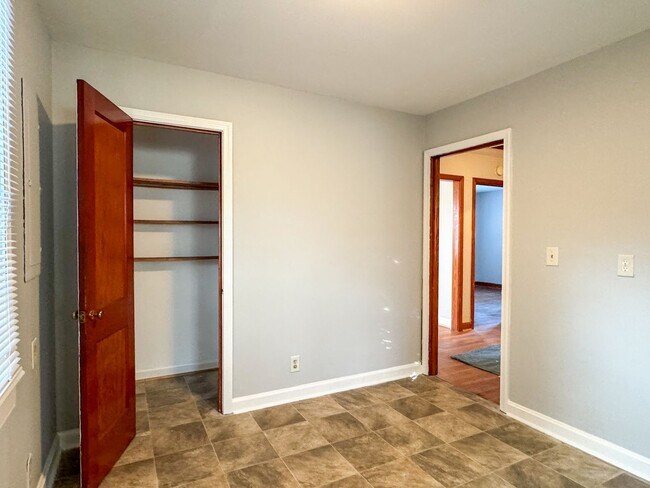 Building Photo - 305 Stonewall Ave