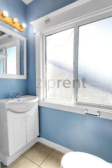 Building Photo - Unit 2