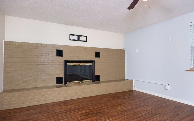 Building Photo - 1155 SE Magnolia Loop