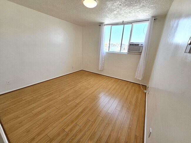 Building Photo - 2 Bed/ 2 Bath, TOP FLOOR CONDO