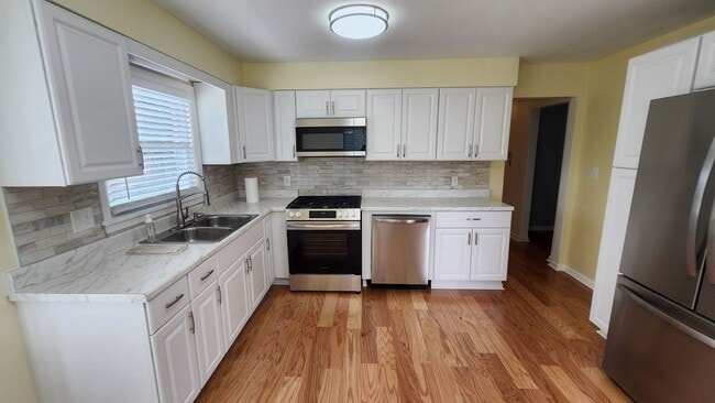 Building Photo - Adorable 3 Bedroom 2 Bath Brick Ranch home in Houston Acres