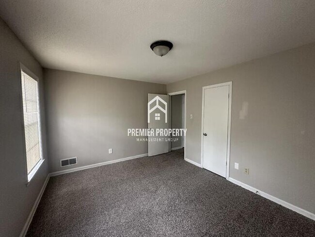 Building Photo - 2777 Chiswood St