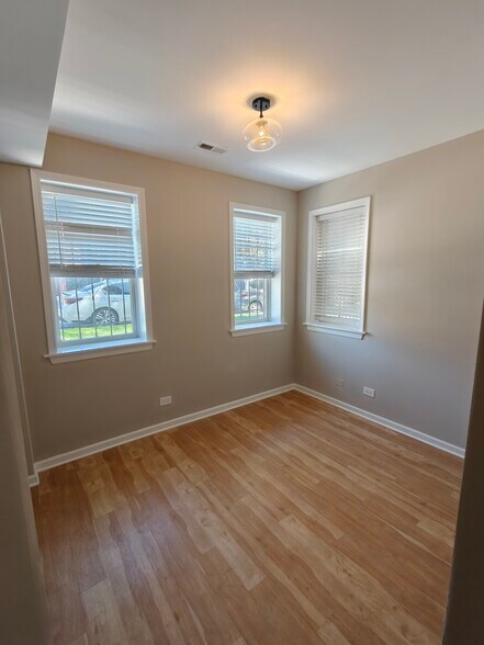 Building Photo - 4946 N Ridgeway Ave