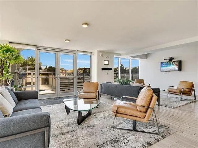 Building Photo - 300 Bowie St