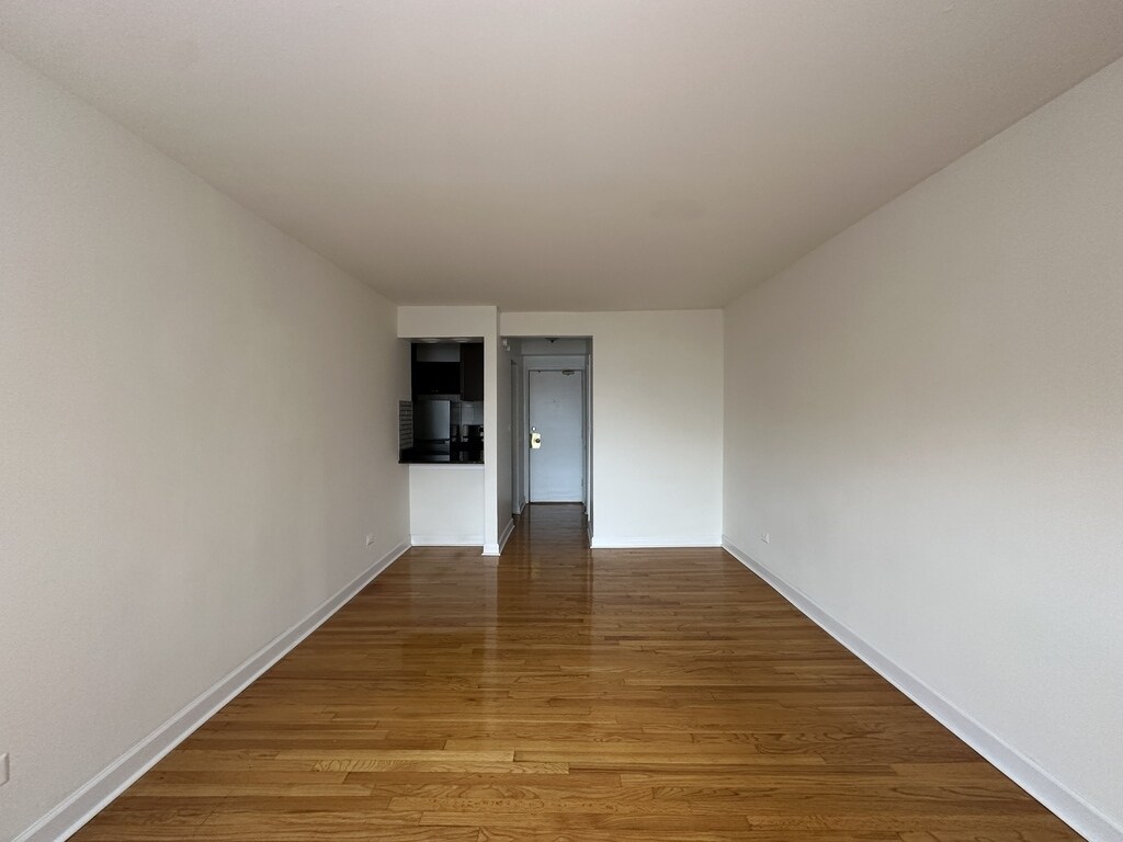 Building Photo - 6830 N Sheridan Rd