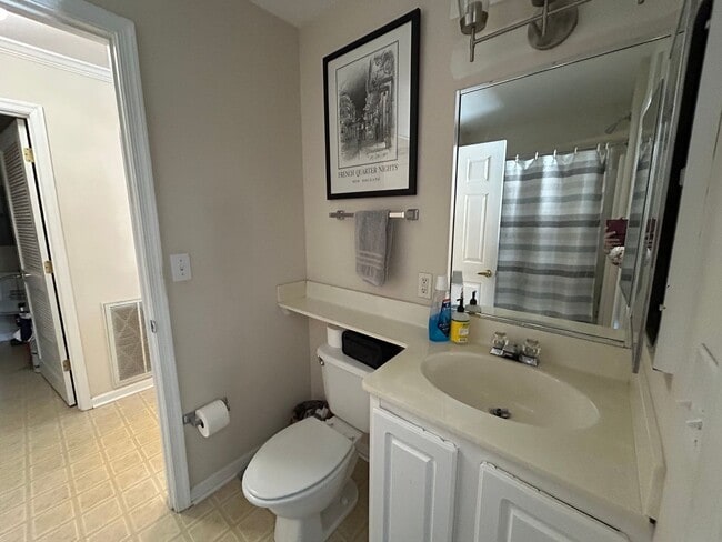 Building Photo - 215 S Knollwood Dr