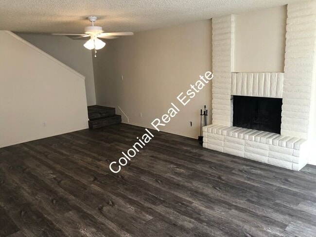 Building Photo - 2 Bedroom 1 and 1/2 Bathroom Apartment in quiet neighborhood!