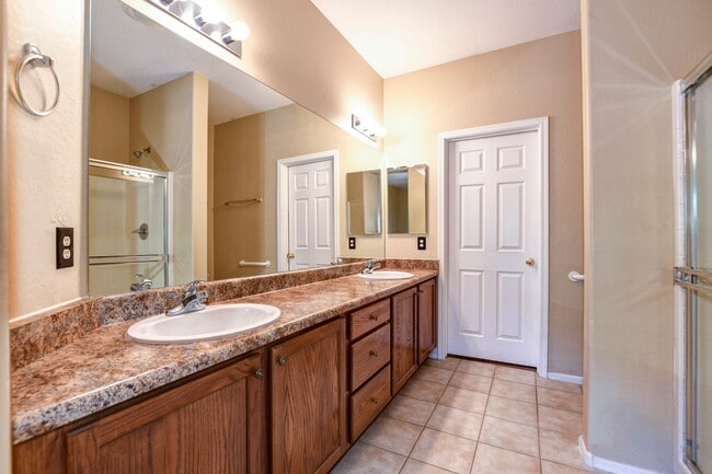 Building Photo - Beautiful 2 bed + den, 2 bath townhome in ...