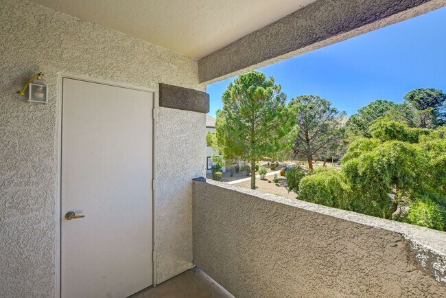 Building Photo - Adorable Southwest condo