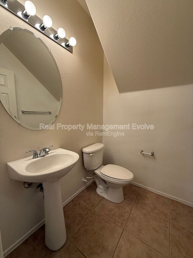 Building Photo - 1702 E Bell Rd