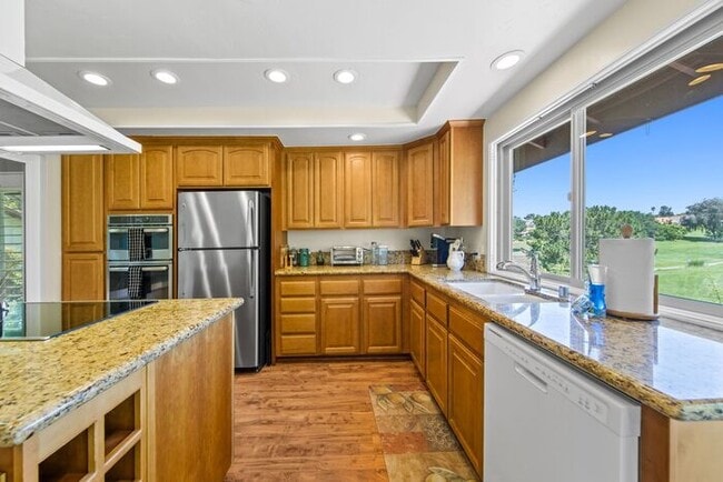 Building Photo - Sweeping Views! Rare and Peaceful 5-home e...
