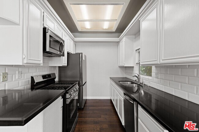 Building Photo - 14061 Milbank St