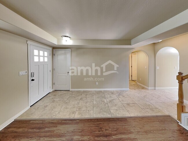 Building Photo - 865 Southhampton Dr