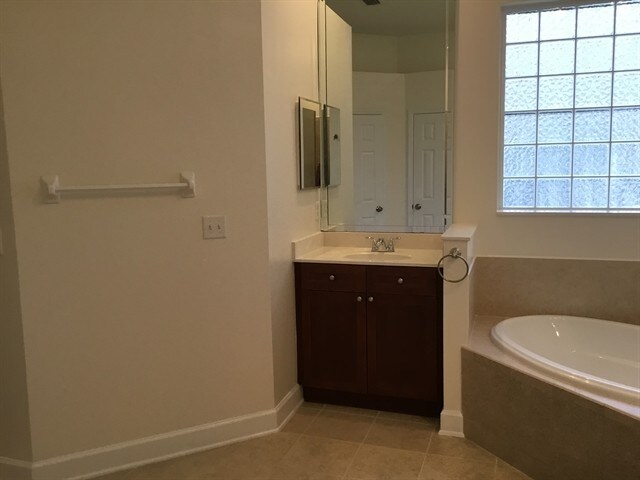 Building Photo - 521 Battersea Dr