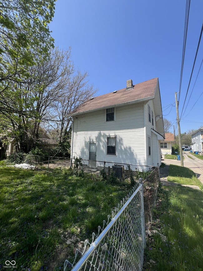 Building Photo - 329 W 41st St