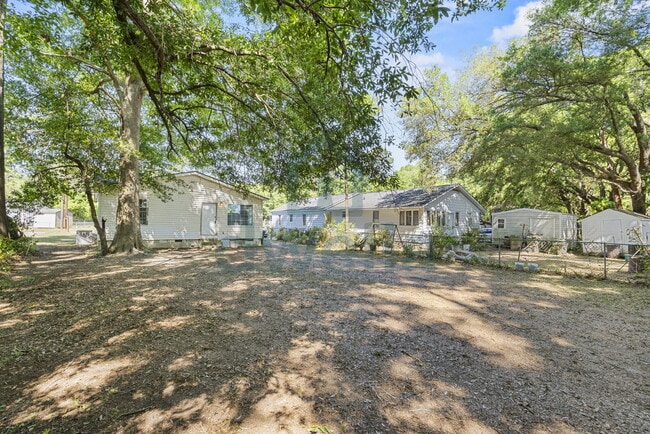 Building Photo - LOCATION, LOCATION, LOCATION!!! 3-Bedroom RENOVATED Rental Home-UNMATCHED CONVENIENCE!