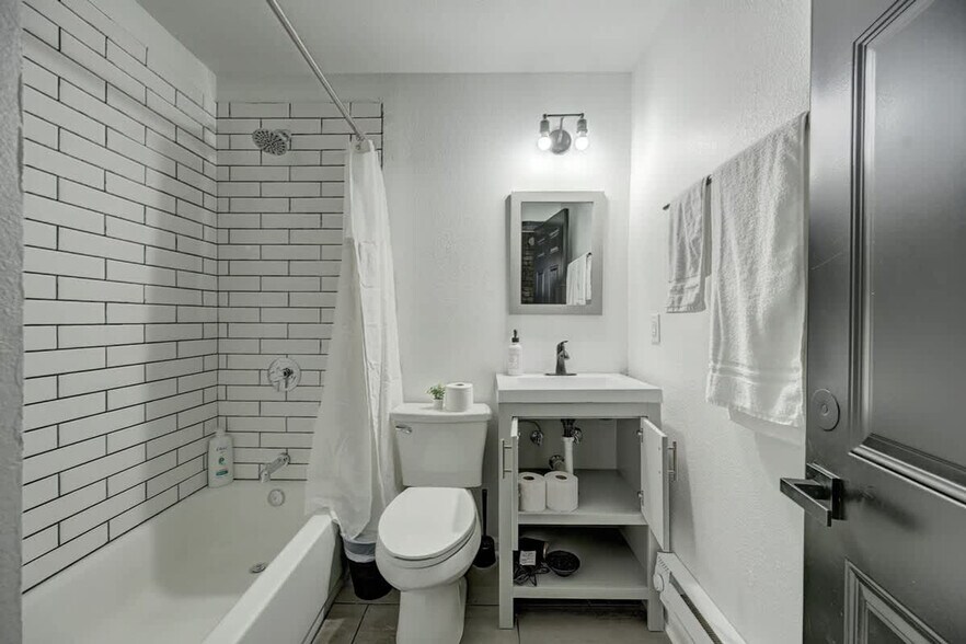 Building Photo - 1925 N Prospect Ave