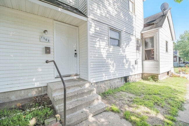 Building Photo - 1703 S Park St