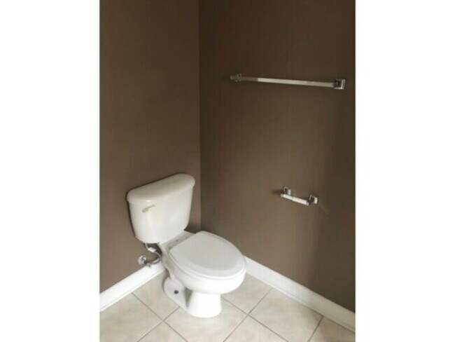 Building Photo - 1820 Balmoral Dr