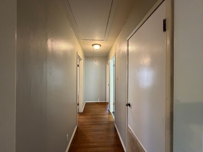 Building Photo - THREE BEDROOM TWO BATH TWO CAR GARAGE