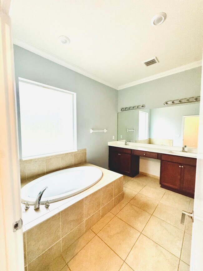 Building Photo - 1807 Berkshire Cir SW