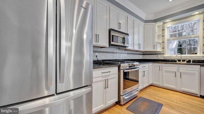 Building Photo - 1833 Drew St