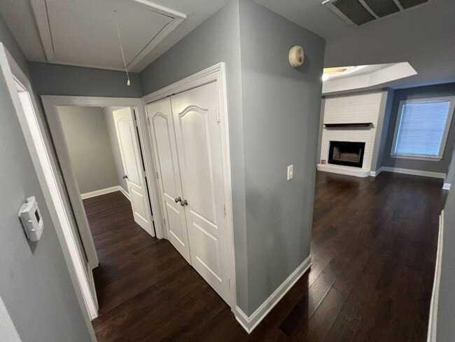 Building Photo - Must See!  Trendy 3 bedroom, 2 bath home i...