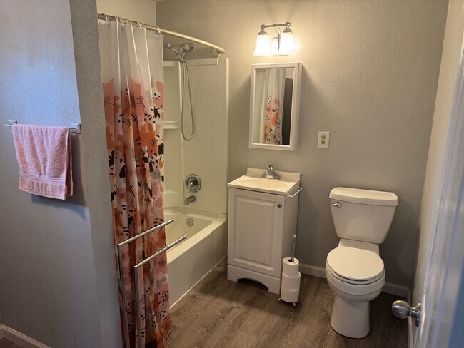Building Photo - Super cute 2 bedroom, 1 bath house!