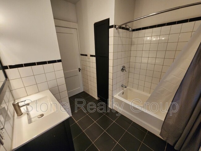 Building Photo - 1319 S 4th St