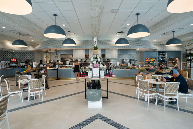 Building Photo - 6895 Willow Wood Dr