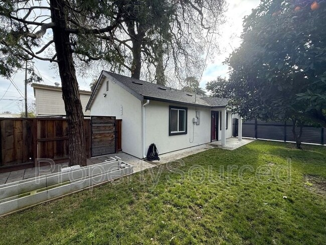 Building Photo - 805 W Yosemite Ave