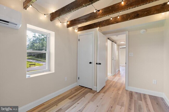 Building Photo - 563 Rosedale Rd