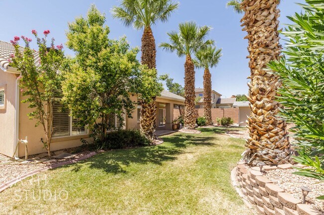 Building Photo - Stunning 3-Bedroom Home with Private Backy...