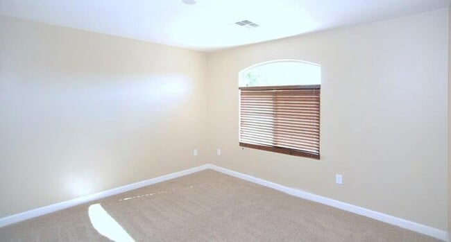 Building Photo - Amazing 2-Story Home