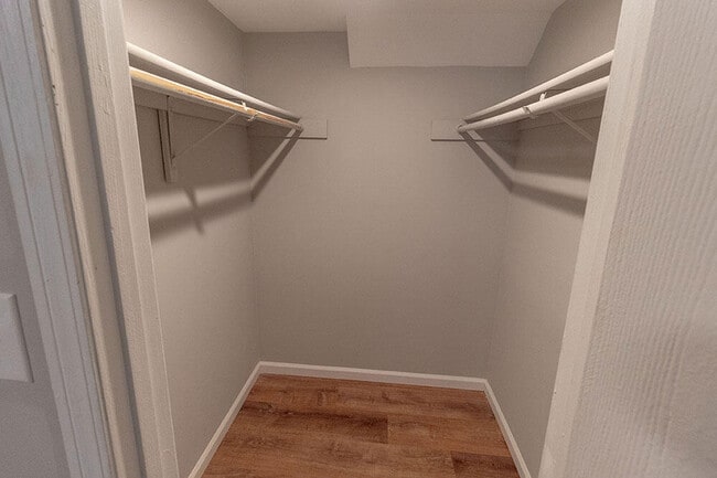 Building Photo - 4620 W Bainbridge Dr