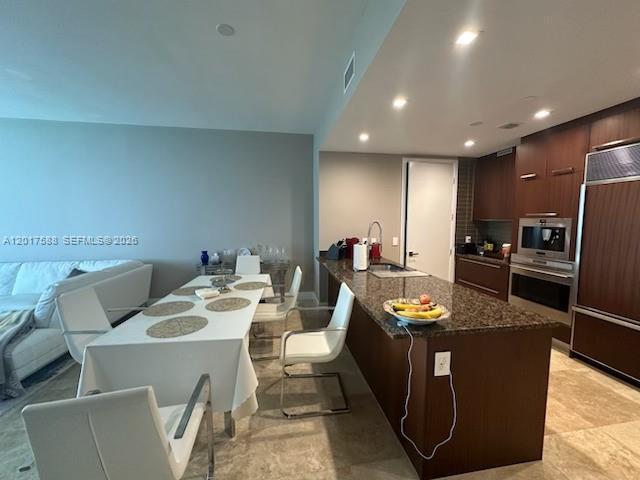 Building Photo - 15811 Collins Ave