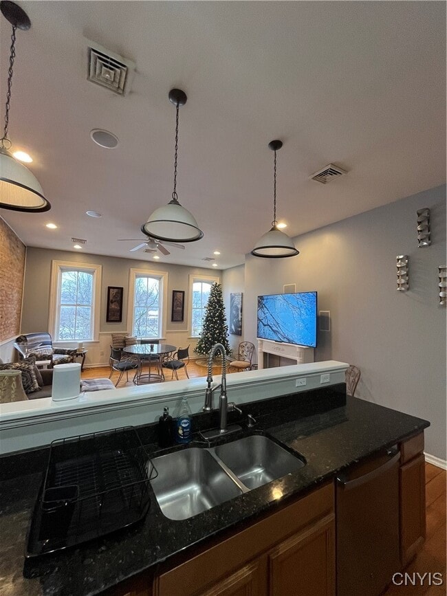 Building Photo - 2 W Park Row