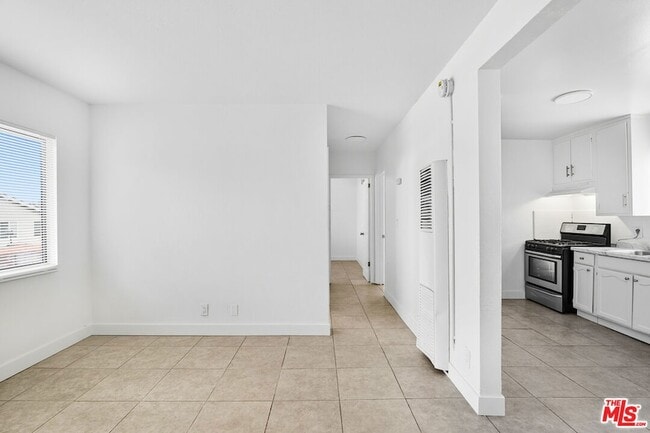 Building Photo - 959 S Soto St