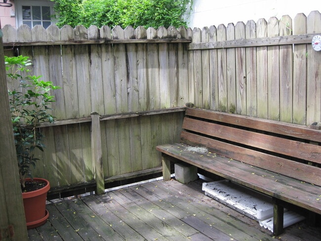 Building Photo - *REDUCED!* BEAUTIFUL JONES STREET APARTMENT