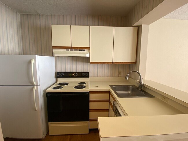 Building Photo - 1600 Park Cir