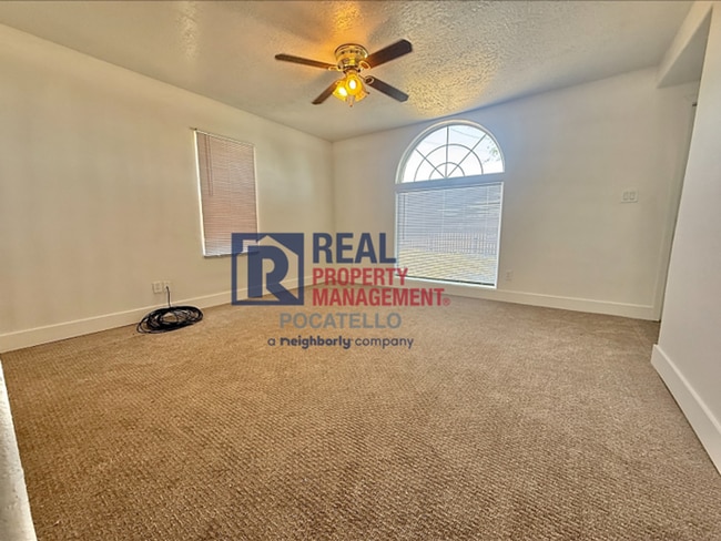 Building Photo - 3 Bed 2 Bath house - Dog friendly