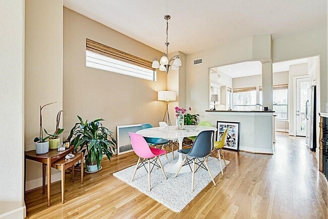 Building Photo - 5422 Lillian St