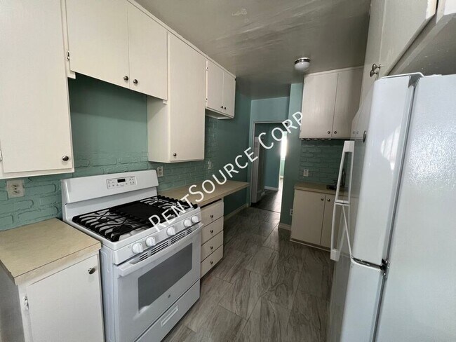 Building Photo - 808 Arville Ave