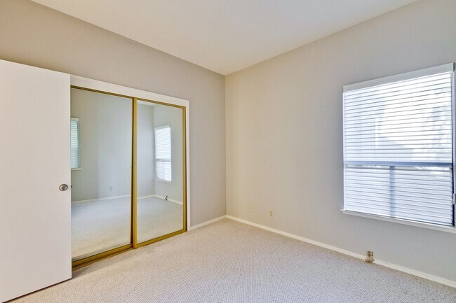 Building Photo - 1108 Shoreline Dr