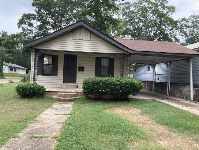 Building Photo - 922 W Cedar St