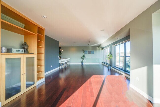 Building Photo - BEAUTIFUL TWO BEDROOM CONDO DOWNTOWN VANCOUVER