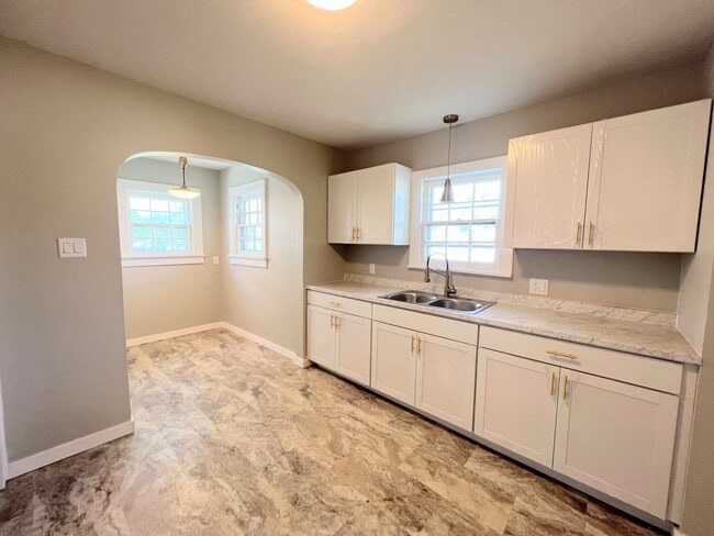 Building Photo - 2 bedroom home with two car garage