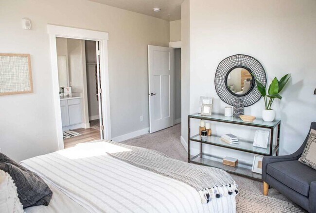 Building Photo - 664 N 380 W